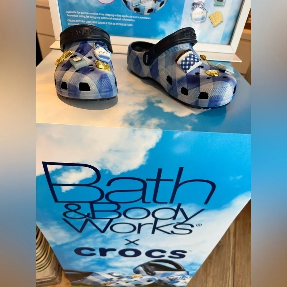 Bath & Body Works Gingham Crocs Special Edition Crocs collab with B&BW NEW - Picture 7 of 7